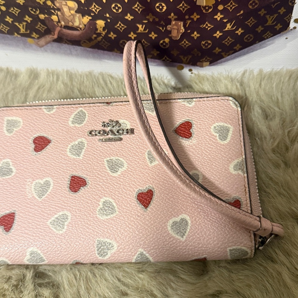 COACH Small Wristlet Clutch Leather With Heart Print Grey Pink Rare - Picture 7 of 8